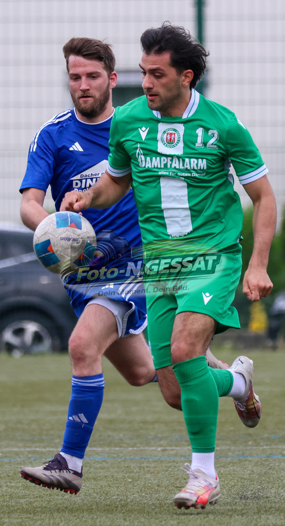 Bünder SV - SV Enger-Westerenger, | Auf dem Bild zu sehen: grün Bünder SV: Batuhan Kaymak ; blau SV Enger-Westerenger: Danny Alves-ReiBünder SV, SV Enger-Westerenger, Saison 25/26, Kreisliga A, Bünde, Deutschland - Realisiert mit Pictrs.com