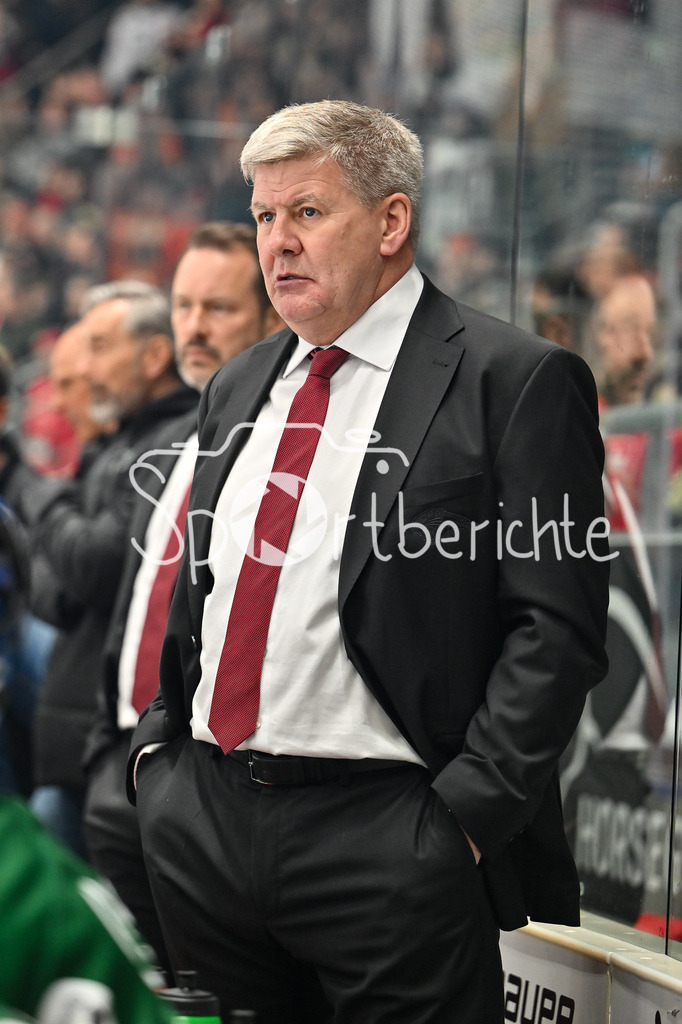 Augsburger Panther - Grizzlys Wolfsburg | AUGSBURG, GERMANY - 15. MARCH: im Bild Bill PETERS Trainer Augsburger Panther / Einzelfoto / Freisteller auf der Bank während dem Match zwischen den Augsburger Panthern und den Grizzlys Wolfsburg am 52. Spieltag der Penny DEL im Curt Frenzel Stadion