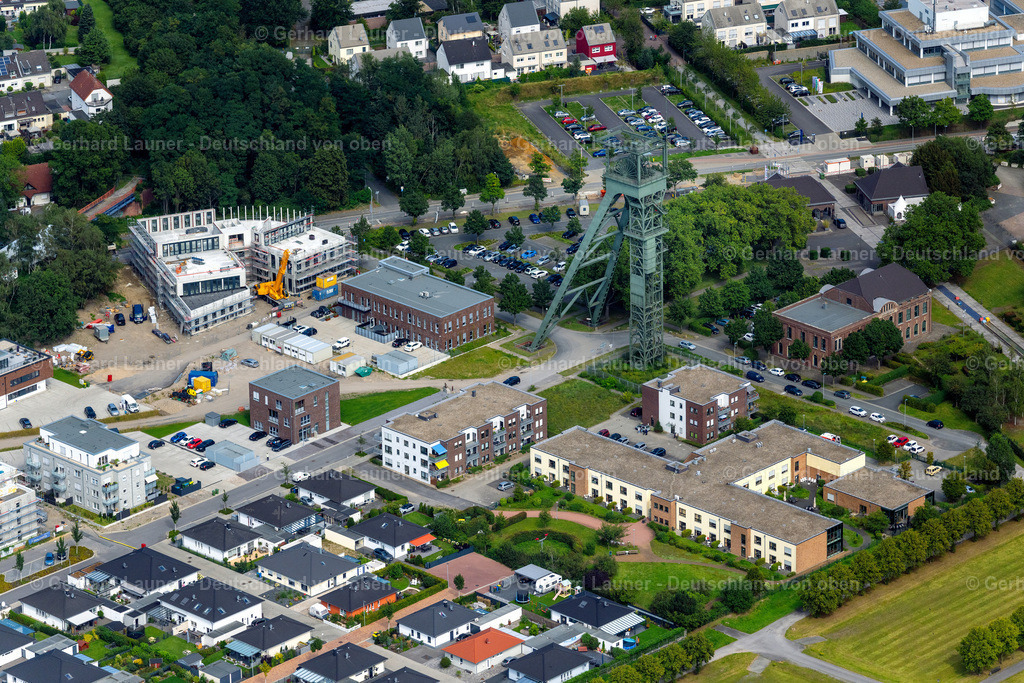 4050187 | OBERHAUSEN 25.08.2021 Parkanlage OLGA-Park mit ehemaligem Förderturm und Steigerhaus in Oberhausen im Bundesland Nordrhein-Westfalen. Weiterführende Informationen bei: Contact GmbH,  Stadt Oberhausen. // Park of OLGA-Park with former headframe and Steigerhaus in Oberhausen in the state North Rhine-Westphalia, Germany. Further information at: Contact GmbH,  Stadt Oberhausen. Foto: Gerhard Launer
