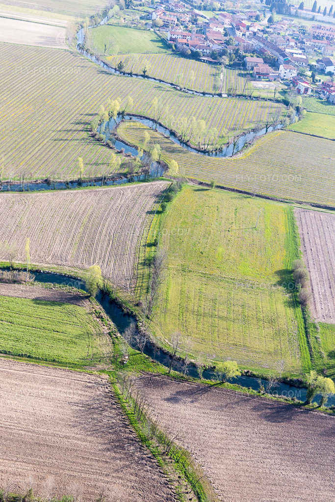 Aerial view: View of the town in S.S. N.13 Pontebbana in the state Friuli Venezia Giulia, Italy. – Photo: IMG_105752.jpg taken on 04/08/2018 by Werner Riehm/FLY-FOTO.com – Resolution of the original: 3648 x 5472 px