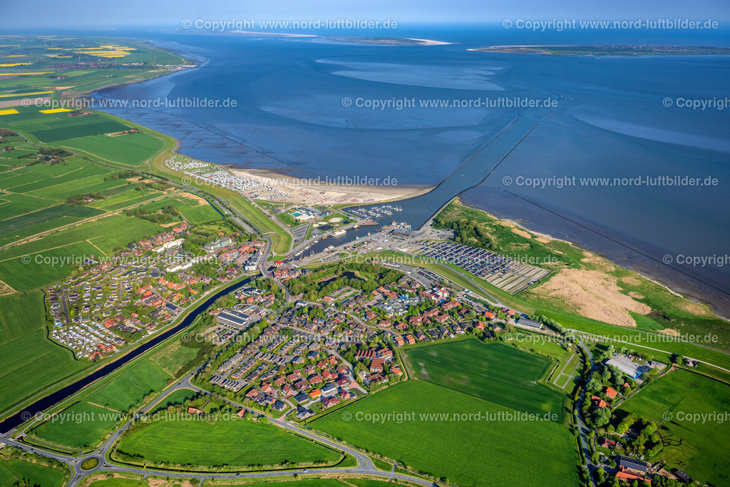 Bensersiel_ELS_0727130523 | BENSERSIEL 13.05.2023 Ortsansicht der Straßen und Häuser der Wohngebiete in Bensersiel entlang der Hauptstraße an der Küstenlinie der Nordsee im mit Blick auf Langeoog im Bundesland Niedersachsen. Weiterführende Informationen bei: Esens-Bensersiel Tourismus GmbH. // Ortsansicht der Strassen und Haeuser der Wohngebiete in Bensersiel Esens entlang der Hauptstrasse an der Kuestenlinie der Nordsee im mit Blick auf Langeoog im Bundesland Niedersachsen. Further information at: Esens-Bensersiel Tourismus GmbH. Foto: Martin Elsen