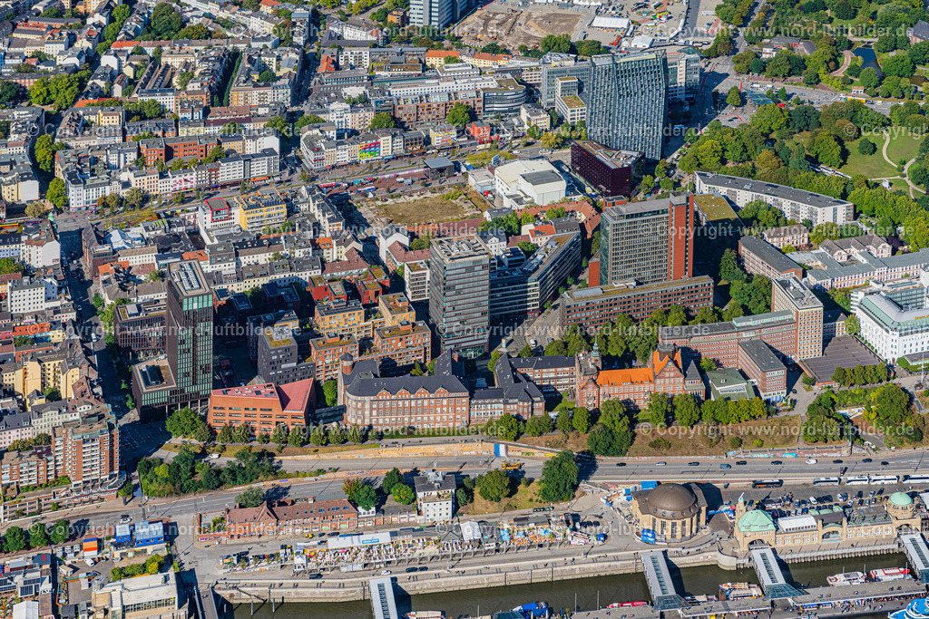 Hamburg_St. Pauli_ELS_3017200922 | HAMBURG 20.09.2022 Hafenanlagen und Landungsbrücken in St.Pauli am Ufer des Fluß- Verlaufes der der Elbe in Hamburg, Deutschland. Weiterführende Informationen bei: hamburg.de GmbH & Co. KG. // Port facilities in St.Pauli on the banks of the river course of the of the River Elbe in Hamburg, Germany. Further information at: hamburg.de GmbH & Co. KG. Foto: Martin Elsen