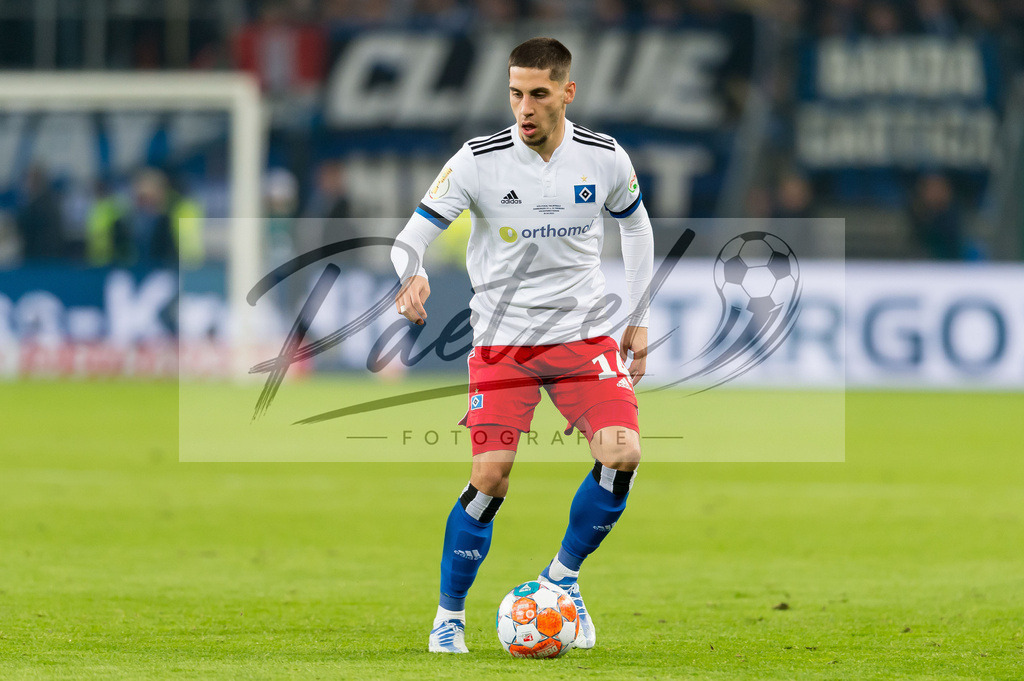 HSVSCF20220419_296 | Fussball, Herren: Ludovit Reis (Hamburger SV) in Aktion, am Ball, Einzelaktion beim DFB-Pokal-Halbfinalspiel zwischen Hamburger SV und SC Freiburg im Volksparkstadion am 19.04.2022 in Hamburg, Deutschland.DFB / DFL REGULATIONS PROHIBIT ANY USE OF PHOTOGRAPHS AS IMAGE SEQUENCES AND/OR QUASI-VIDEO. - Realisiert mit Pictrs.com