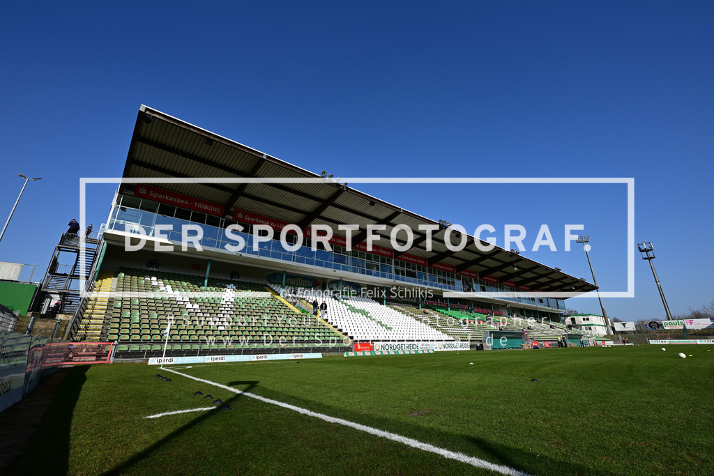 Fußball I Herren I Saison 2024-2025 I Regionalliga Nord I 25. Spieltag I VfB Lübeck - SSV Jeddeloh I 15185 | Symbol, Symbolfoto, Symbolbild, Sinnbild, Bildsymbol, Darstellung, Signum: Lübecker Lohmühle, Stadion an der Lohmühle, Sitze, Schalensitze, Tribüne, Dach, Vordach, Haupttribüne - Realized with Pictrs.com