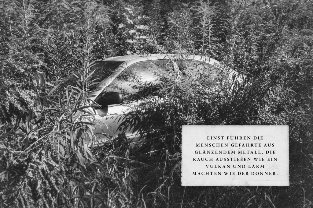 Einst fuhren die Menschen Gefährte aus glänzendem Metall, die Rauch ausstießen wie ein Vulkan und Lärm machten wie der Donner. | Online Shop für Christen: Christliche Poster XXL, Plakate, Wandbilder als Leinwand & christliche Postkarten, Kalender, Sticker & Lizenzen zum Download. Die Kunstwerke im christliche Geschenke Shop zeigen die Jahreslosung 2025, Gott, Jesus & mehr.