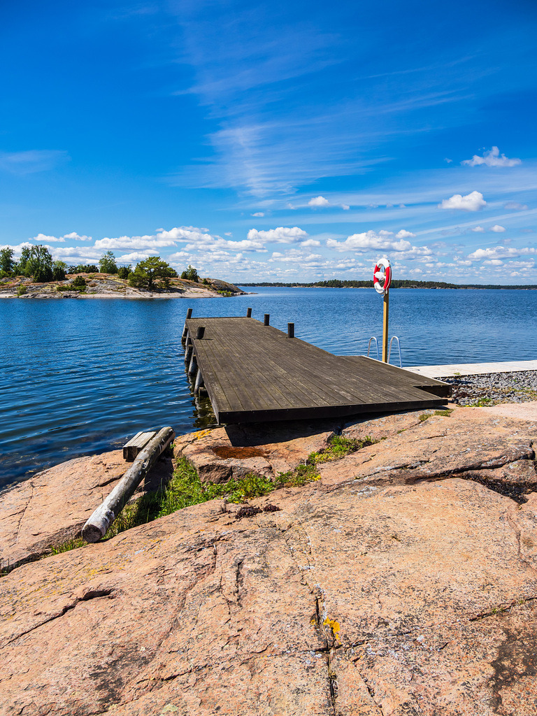 Ostseeküste mit Felsen und Steg auf der Insel Sladö in Schweden | Ostseeküste mit Felsen und Steg auf der Insel Sladö in Schweden.