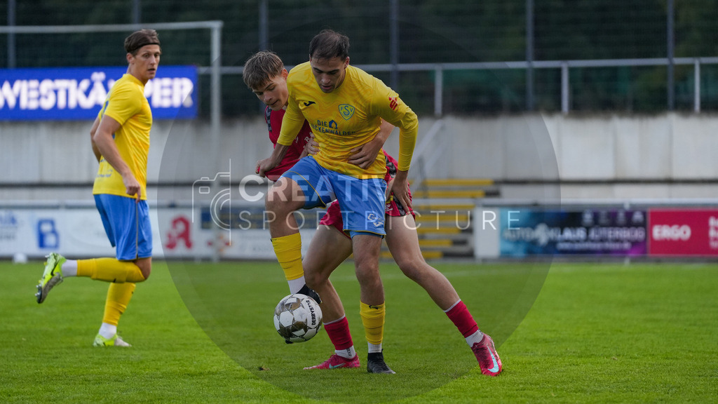 Fußball, Herren, Saison 2025/2026, Regionalliga Nordost, 8. Spieltag, FSV 63 Luckenwalde vs. FC Hertha 03 Zehlendorf, Dienstag 16.09.2025, Werner-Seelenbinder-Stadion Luckenwalde, | Fußball, Herren, Saison 2025/2026, Regionalliga Nordost, 8. Spieltag, FSV 63 Luckenwalde vs. FC Hertha 03 Zehlendorf, Dienstag 16.09.2025, Werner-Seelenbinder-Stadion Luckenwalde, Im Bild: Ben Schulz (l. Zehlendorf) und Simon Gollnack (r. Luckenwalde) - Realisiert mit Pictrs.com