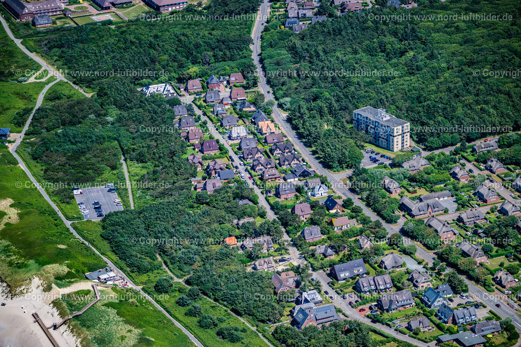 Sylt_Wenningstedt_Norderstrasse_Uthlandstrasse_ELS_0714210625 | SYLT 21.06.2025 Wohngebiet einer Mehrfamilienhaussiedlung an der Norderstraße, Uthlandstraße, Henriettenweg in Sylt Nordsee - Insel im Bundesland Schleswig-Holstein, Deutschland. // Residential area of a multi-family house settlement on street Norderstrasse, Uthlandstrasse, Henriettenweg in Sylt North Sea Island in the state Schleswig-Holstein, Germany. Foto: Martin Elsen