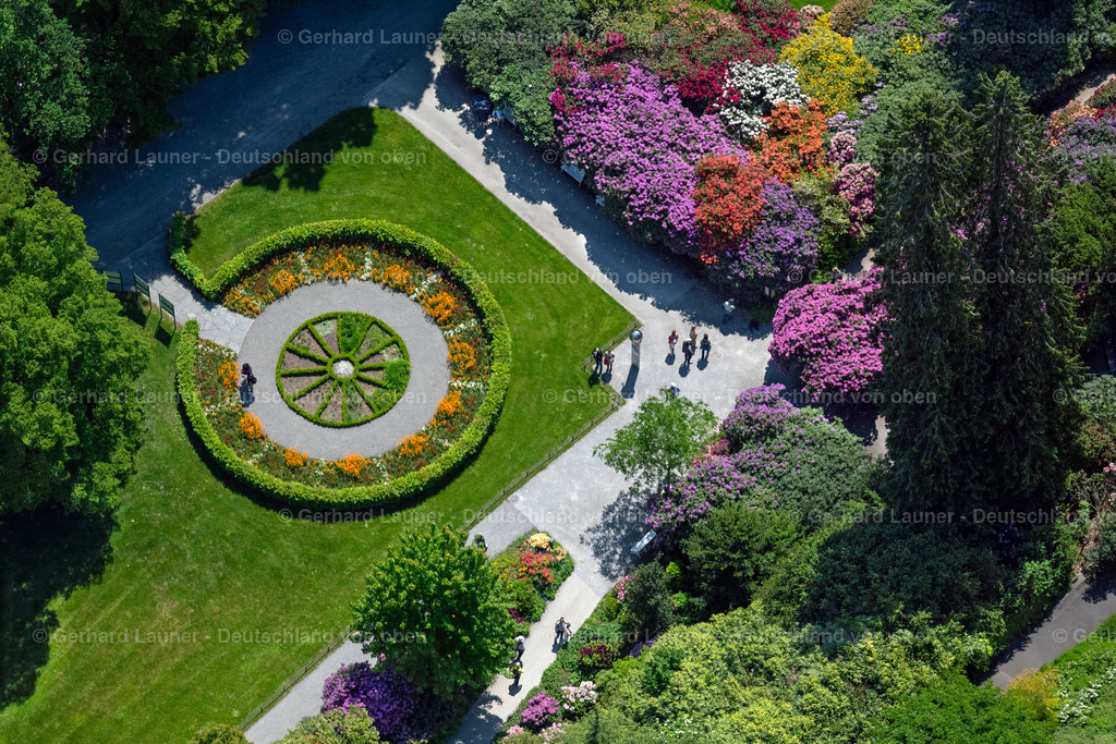 4027336 | KONSTANZ 17.05.2020 Parkanlage mit Blumenuhr auf der Insel Mainau im Bundesland Baden-Württemberg, Deutschland. Weiterführende Informationen bei: Mainau GmbH. // Park of on Palmenhaus in Konstanz at island Mainau in the state Baden-Wuerttemberg, Germany. Further information at: Mainau GmbH. Foto: Gerhard Launer