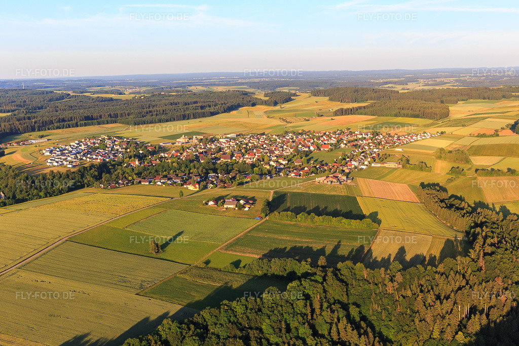Luftbild: Dorfansicht von Osten in Bösingen im Bundesland Baden-Württemberg in Deutschland. Foto: IMG_148565.jpg vom 25.06.2025 durch Werner Riehm/FLY-FOTO.de