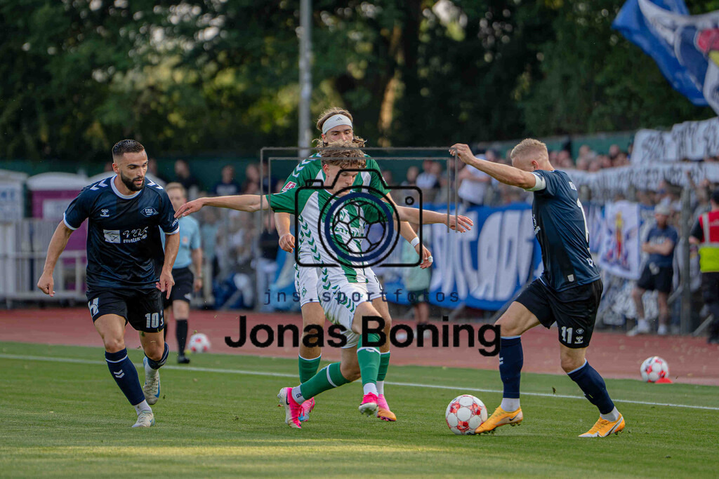 Fußball I Herren I Saison 2026-2027 I Regionalliga Nord I 1. Spieltag I SV Werder Bremen U23 - VfB Oldenburg I 05758 | Leon Demaj (10, VfB Oldenburg) gegen Jannes Ossadnik (27, SV Werder Bremen II) und Kai Pröger (11, VfB Oldenburg) - Realisiert mit Pictrs.com