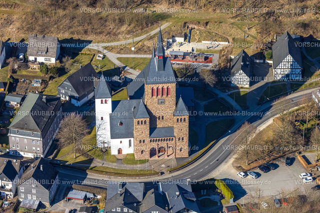 Kirchhundem250308615Flape | Luftbild, Kirche St. Peter und Paul, Kirchhundem, Sauerland, Nordrhein-Westfalen, Deutschland