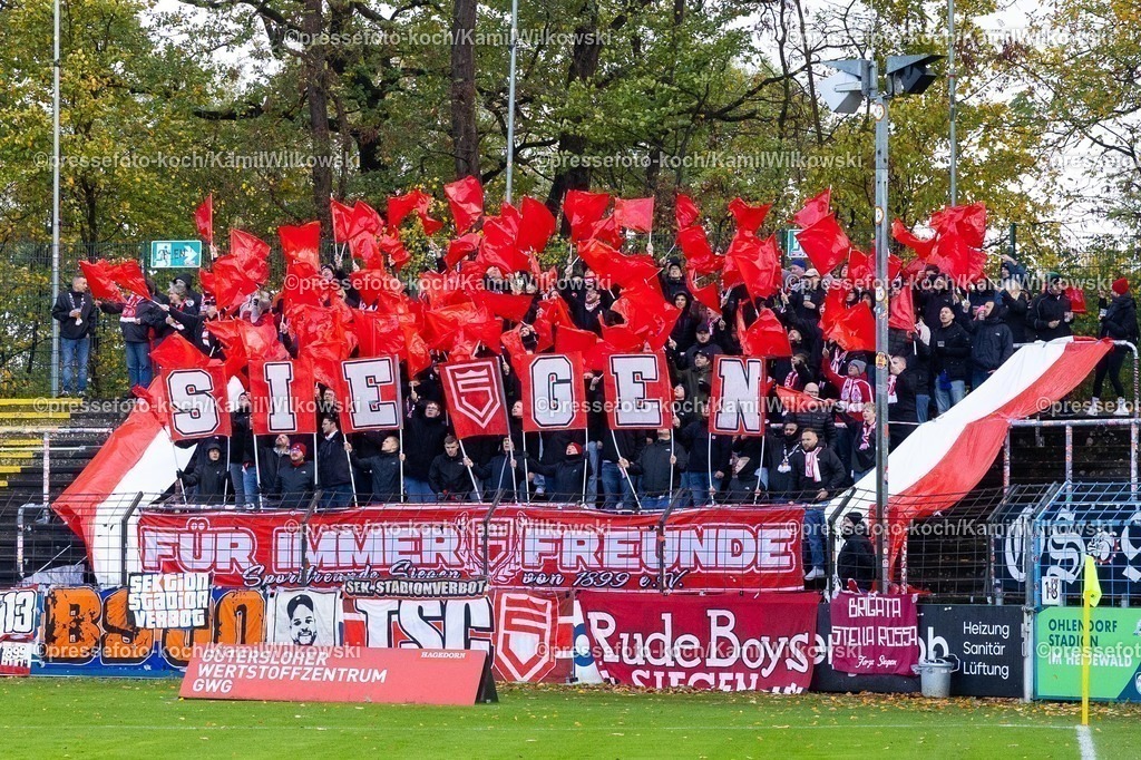 xKWIx26102501004 | 26.10.2025, xkwix, Fußball, Regionalliga West, FC Gütersloh - Sportfreunde Siegen, Ohlendorf Stadion im Heidewald: Siegen Fans im Gästeblock in Gütersloh mit einer Choreo