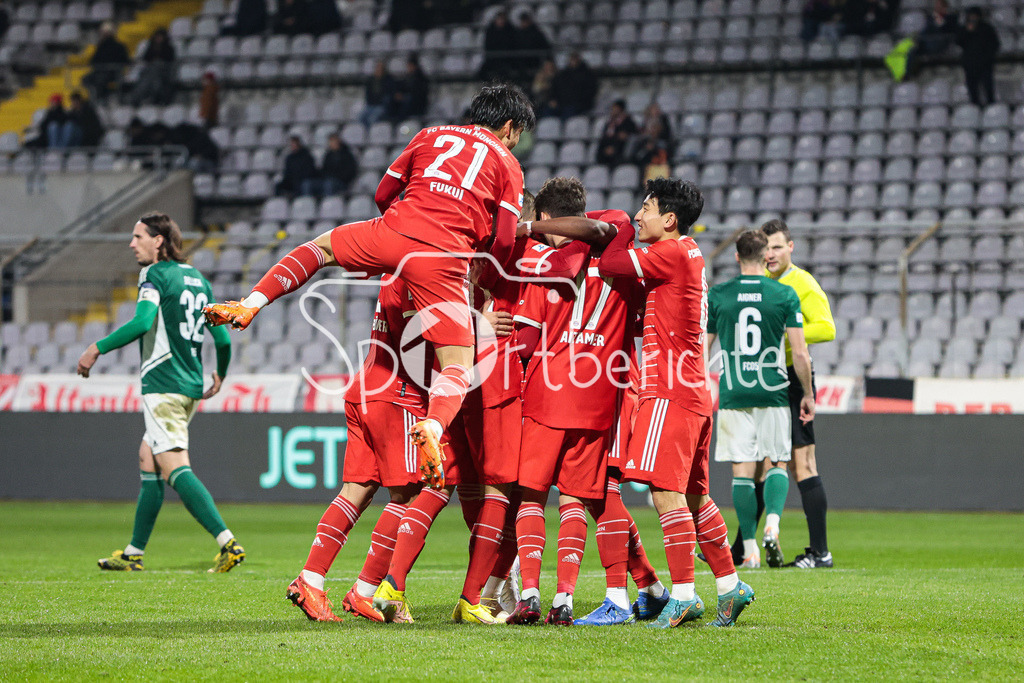 FC Bayern Amateure - 1. FC Schweinfurt | Der Jubel nach dem Treffer zum 2-0 durch Desire SEGBE AZANKPO (FCB #34)