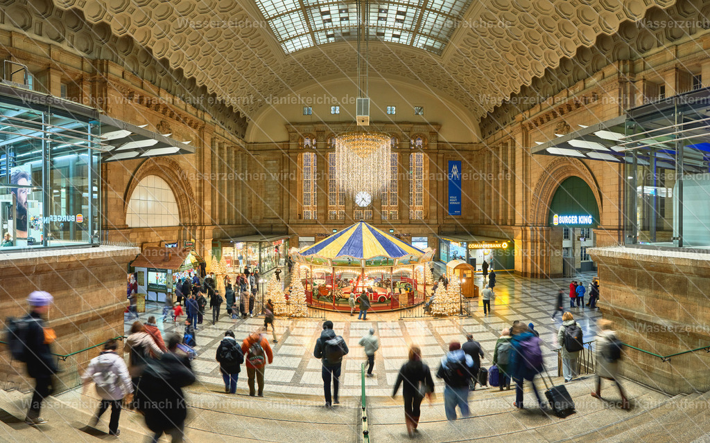 Weihnachtsdekoration und Karussell in der Osthalle der Promenaden Hauptbahnhof Leipzig im Dezember 2025 | Weihnachtsdekoration und Karussell in der Osthalle der Promenaden Hauptbahnhof Leipzig im Dezember 2025 - Realisiert mit Pictrs.com