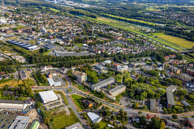 Dorsten230906143 | Luftbild, Kreisverkehr Bismarckstraße mit roten Radwegen, Am Holzplatz, Paul-Spiegel-Berufskolleg, Stadtverwaltung Dorsten, Cornelia Funke Baumhaus, Blick zum Fluss Lippe und Flugplatz Dorsten-Am Kanal, Hervest, Dorsten, Ruhrgebiet, Nordrhein-Westfalen, Deutschland