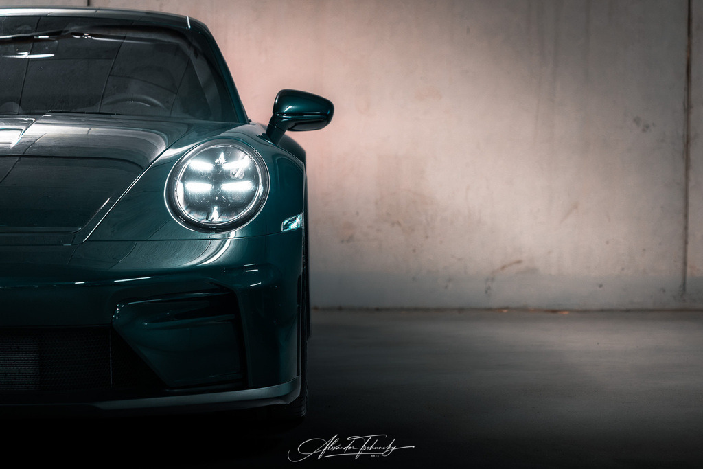 911 GT3 Touring Arlogrünmetallic | Entdecken Sie die faszinierende Welt von Alexander Tschuncky Arts: Kreative Fotografie, atemberaubende Automobilkunst und hochwertiger Bilderdruck. Lassen Sie sich inspirieren! - Realisiert mit Pictrs.com