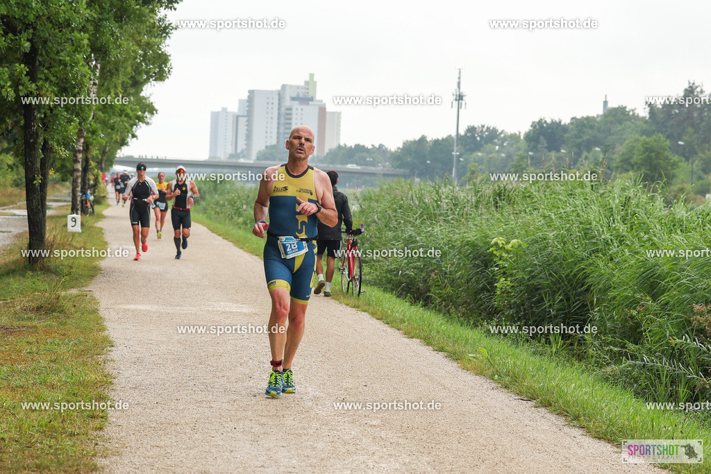LUR_1735 | 34. M-net Erlanger Triathlon 2025 #erlangertriathlon  #mnettriathlon2025 #mnettriathlon #team #olympischedistanz #mitteldistanz #triathlon #maindonaukanal  #erlangertriathlon2025 #yourpictrs #tv1848 #tv1848erlangen  #triathlonbayern #sportinerlangen #demsportverbunden #sportshot_your_pictrs Copyright: www.sportshot.de