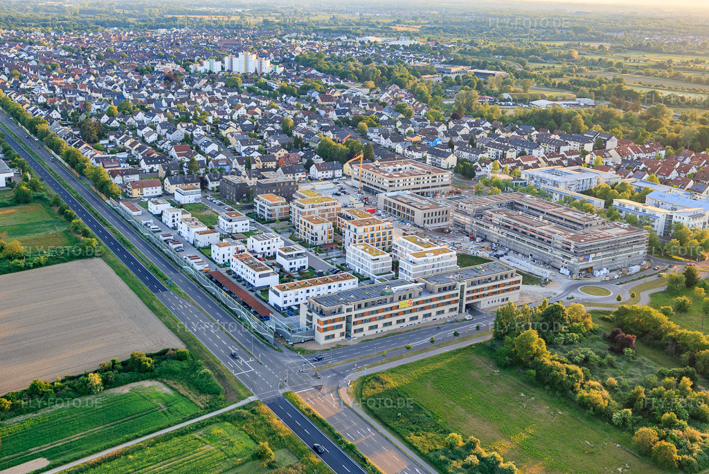 Luftbild: Neubauten in der Emil-Wachter-Straße mit ASB Seniorenzentrum RheinLeben im Ortsteil Mörsch in Rheinstetten im Bundesland Baden-Württemberg in Deutschland. Foto: IMG_146758.jpg vom 14.05.2025 durch Werner Riehm/FLY-FOTO.deWWW.ASB-RHEINSTETTEN-RASTATT.COM