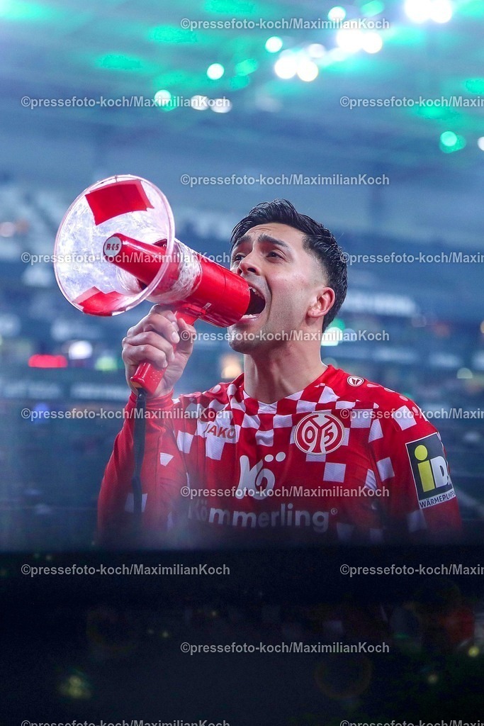 BMG07032501114 | 07.03.2025, Fußball, Borussia Mönchengladbach - 1.FSV Mainz 05, 1. Fußball Bundesliga, Borussia-Park, Saison 2024 2025: Torjubel nach dem 3:1 Sieg. Die Mainzer Mannschaft steht jubelnd auf dem Spielfeld und feiert den Erfolg gegen Mönchengladbach. Nadiem Amiri (Mainz05 #18) jubelnd mit dem MegaphoneDFB regulations prohibit any use of photographs as image sequences and or quasi-video.