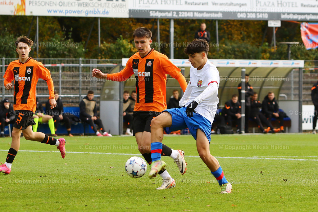 NH_FCShakhtarDonetsk_FCBarcelona_YouthLeague_07112023 | #2 Anton Drozd (FC Shakhtar Donetsk U19), #6 Xavi Espart (FC Barcelona U19)

UEFA Youth League I 4. Spieltag I 07.11.2023
