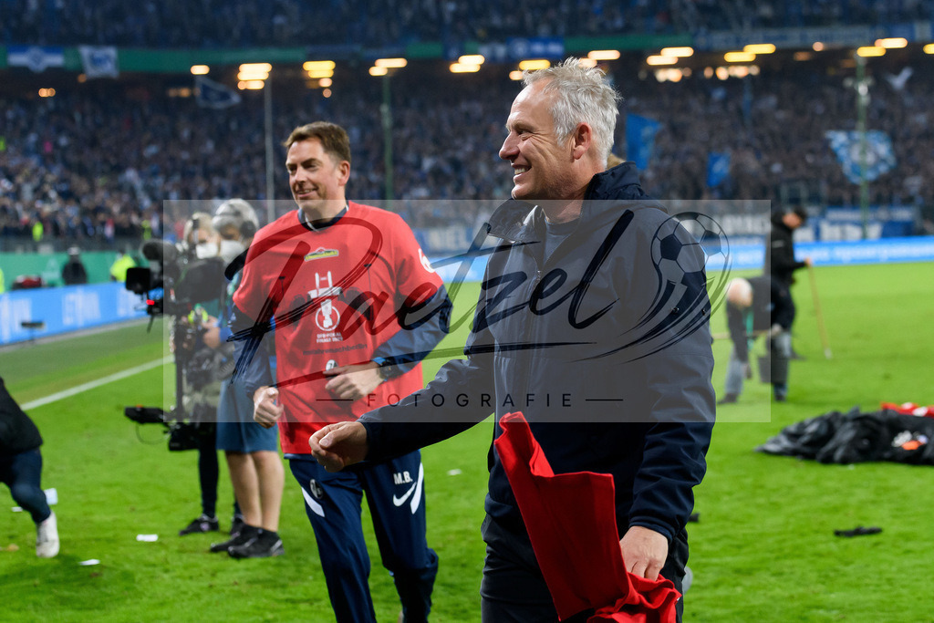 HSVSCF20220419_169 | Fussball, Herren: Trainer Christian Streich (SC Freiburg) schaut beim DFB-Pokal-Halbfinalspiel zwischen Hamburger SV und SC Freiburg im Volksparkstadion am 19.04.2022 in Hamburg, Deutschland.DFB / DFL REGULATIONS PROHIBIT ANY USE OF PHOTOGRAPHS AS IMAGE SEQUENCES AND/OR QUASI-VIDEO. - Realisiert mit Pictrs.com