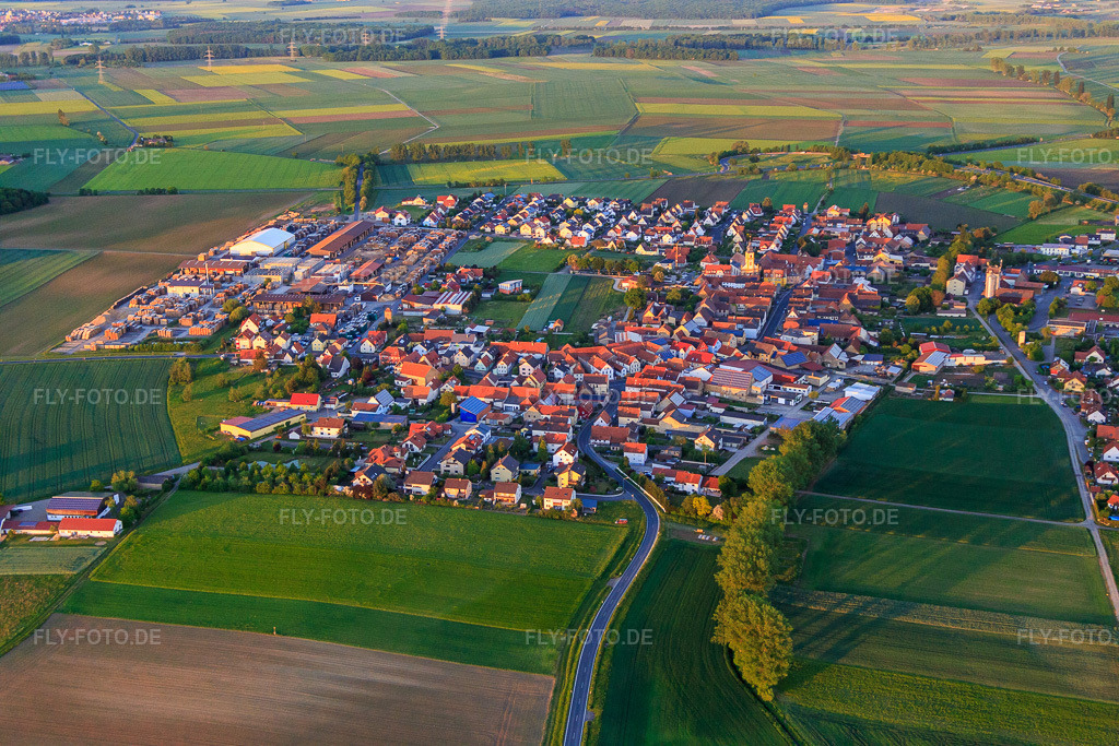 Luftbild: Dorfansicht aus Westen im Ortsteil Unterspiesheim in Kolitzheim im Bundesland Bayern in Deutschland. Foto: IMG_079203.jpg vom 15.05.2015 durch Werner Riehm/FLY-FOTO.de