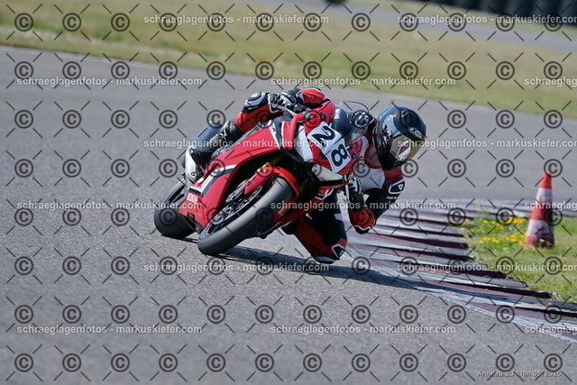 26BT02-0934 | markuskiefer.com - Realisiert mit Pictrs.com