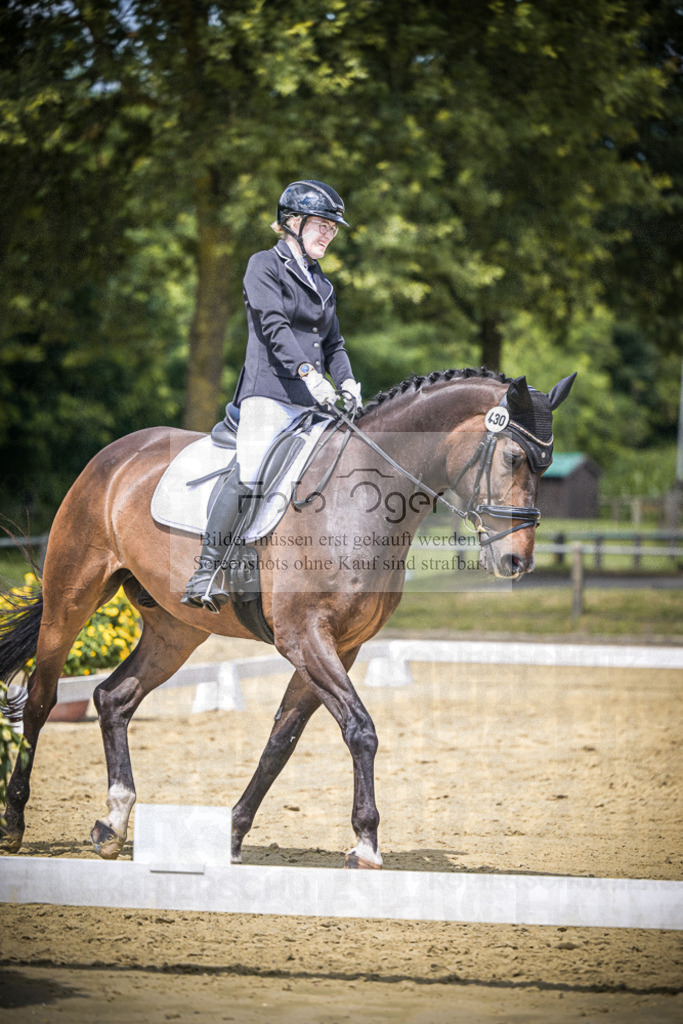 DOS_2351 | Entdecke hochwertige Reitturnierfotos von Foto Oger. Professionell, emotional und authentisch – jetzt Lieblingsmomente im Shop bestellen.Deutschlandweite Turnierfotografie. - Realisiert mit Pictrs.com