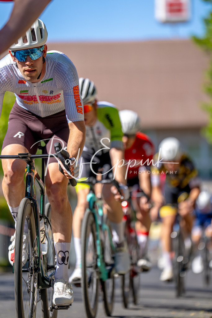 Spurt in den Mai 2026 - Großer Preis der Sparkasse Neuss | Annual one-day road cycling race "Großer Preis der Sparkasse Neuss" held in Büttgen, Germany, organized by VfR Büttgen 1912 e.V. The event features multiple races across all age categories from U11 youth to Elite men. - Realisiert mit Pictrs.com