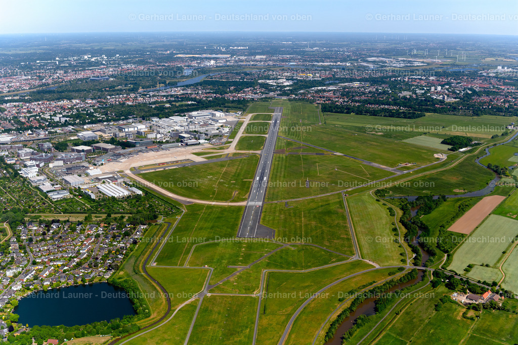 4029915 | BREMEN 01.06.2020 Abfertigungs- Gebäude und Terminals auf dem Gelände des Flughafen an der Straße Flughafenallee im Ortsteil Neuenland in Bremen, Deutschland. Weiterführende Informationen bei: Flughafen Bremen. // Dispatch building and terminals on the premises of the airport on street Flughafenallee in the district Neuenland in Bremen, Germany. Further information at: Flughafen Bremen. Foto: Gerhard Launer