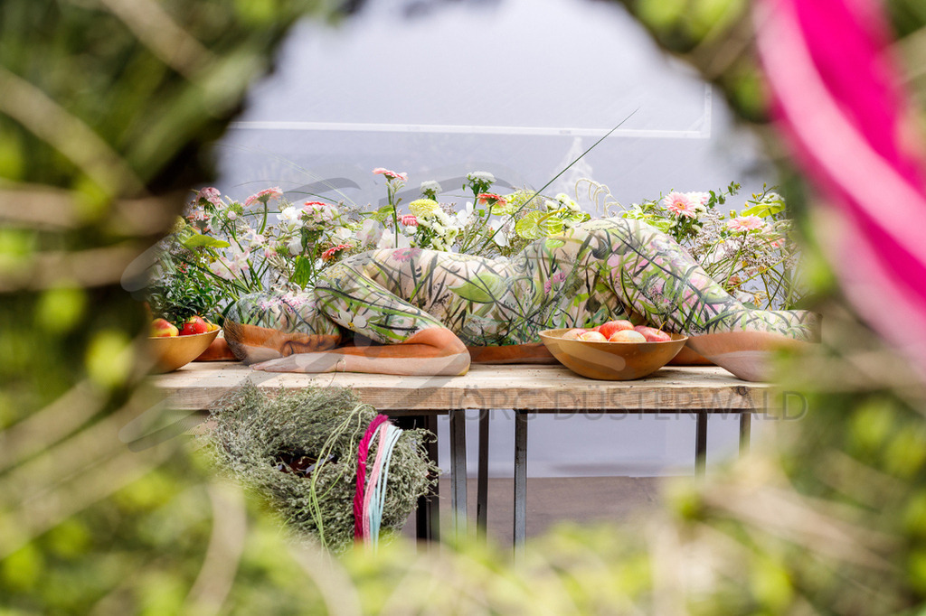 Camouflage-BLUMENTISCH_047 | #001 | Modell: Katey | Foto: Matthias Stark | Client: BUNDSGARTENSCHAU HEILBRONN - Realisiert mit Pictrs.com