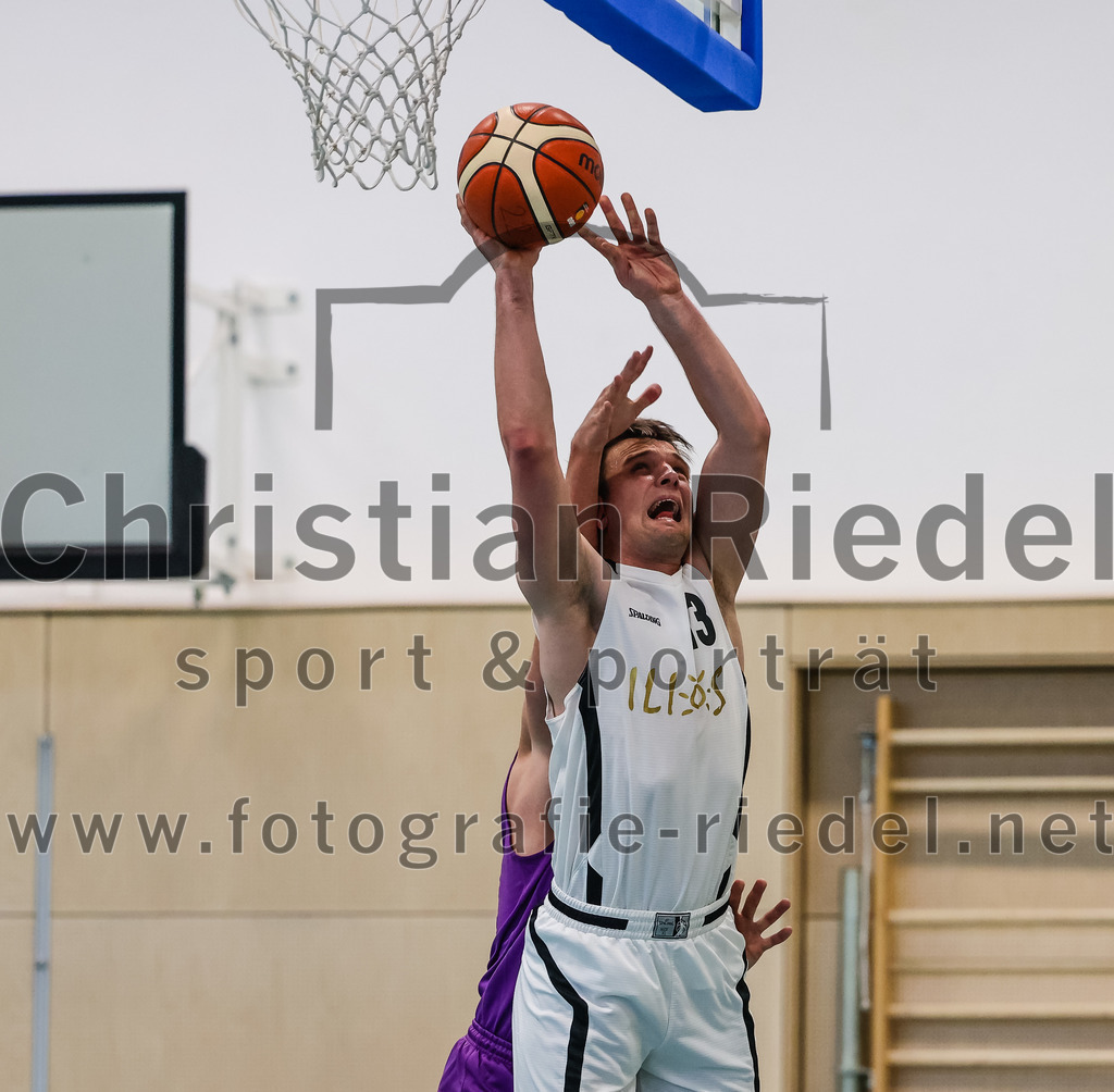 2022-05-01_043_TSV_Vaterstetten_gegen_DJK_Traunstein | Vaterstetten, Deutschland, 01.05.2022:
Basketball, Aufstiegsrunde zur Bayernliga 2021 / 2022, 5. Spieltag, TSV Vaterstetten gegen DJK Traunstein, Endergebnis: 87:79

Konstantin Huber (TSV Vaterstetten, #13)

Foto: Christian Riedel / fotografie-riedel.net