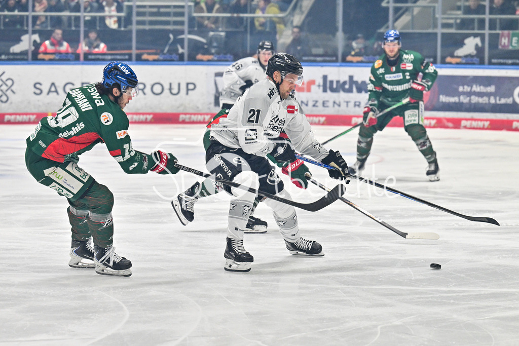 Augsburger Panther - Kölner Haie | AUGSBURG, GERMANY - 11. JANUARY: im Duell Riley DAMIANI (Augsburger Panther 19) und Juhani TYRVÄINEN (Kölner Haie 21) während dem Match zwischen den Augsburger Panthern und den Kölner Haien am 39. Spieltag der penny DEL im Curt Frenzel Stadion