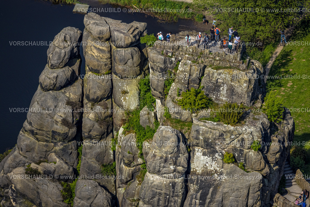 Horn-BadMeinberg240505921Externsteine | Luftbild, Externsteine, historische Sehenswürdigkeit im NSG Naturschutzgebiet, markante Felsformation mit Besucher Plattform, Oberer See mit Fluss Wiembecke und  Liegewiese mit Besuchern, Teutoburger Wald, Holzhausen-Externsteine, Horn-Bad Meinberg, Ostwestfalen, Nordrhein-Westfalen, Deutschland