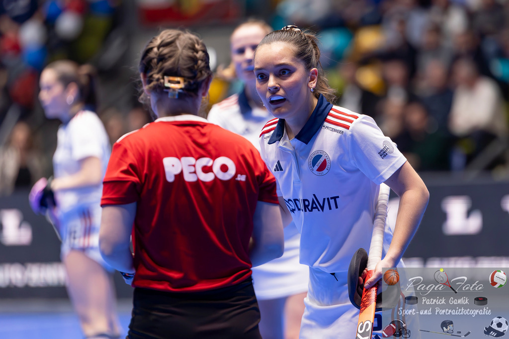 Volvo E.R.B. Final 4 Halbfinale Frauen: Mannheimer HC - Düsseldorfer HC, 25.01.2025 | Fiona Felber (Mannheimer HC #6) entsetzt bei der Schiedsrichterin, Mannheimer HC - Düsseldorfer HC, Frankfurt, Süwag Arena, 25.1.2025 - Realisiert mit Pictrs.com