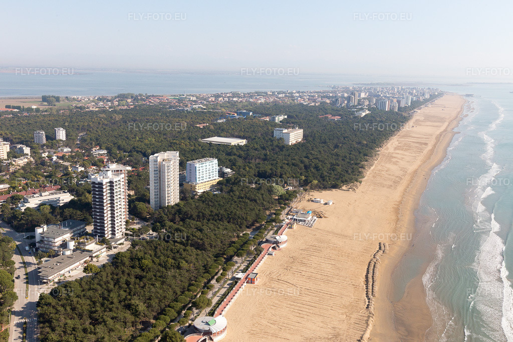 Vue aérienne: Vue de la ville à Lignano Pineta dans le département Frioul-Vénétie Julienne, Italie. Photo: IMG_098026.jpg prise le 03/04/2017 par Werner Riehm/FLY-FOTO.eu – Résolution de l'original: 5472 x 3648 px