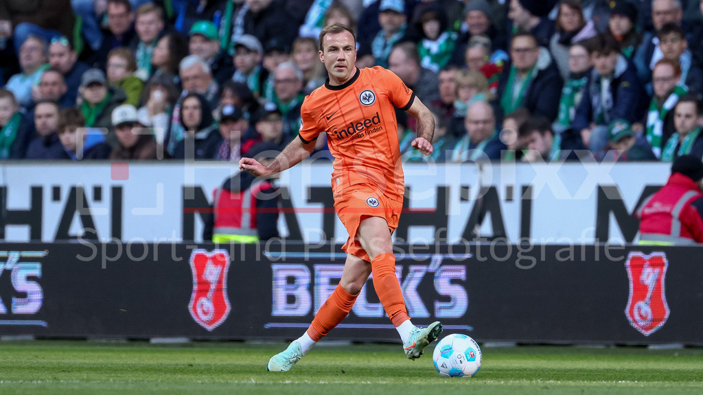 Fussball, Bundesliga, SV Werder Bremen - Eintracht Frankfurt | v.li.: Mario Götze (Eintracht Frankfurt, 27) am Ball, Freisteller, Einzelbild, Ganzkörper, Aktion, Action, Spielszene, DIE DFL-RICHTLINIEN UNTERSAGEN JEGLICHE NUTZUNG VON FOTOS ALS SEQUENZBILDER UND/ODER VIDEOÄHNLICHE FOTOSTRECKEN. DFL REGULATIONS PROHIBIT ANY USE OF PHOTOGRAPHS AS IMAGE SEQUENCES AND/OR QUASI-VIDEO.