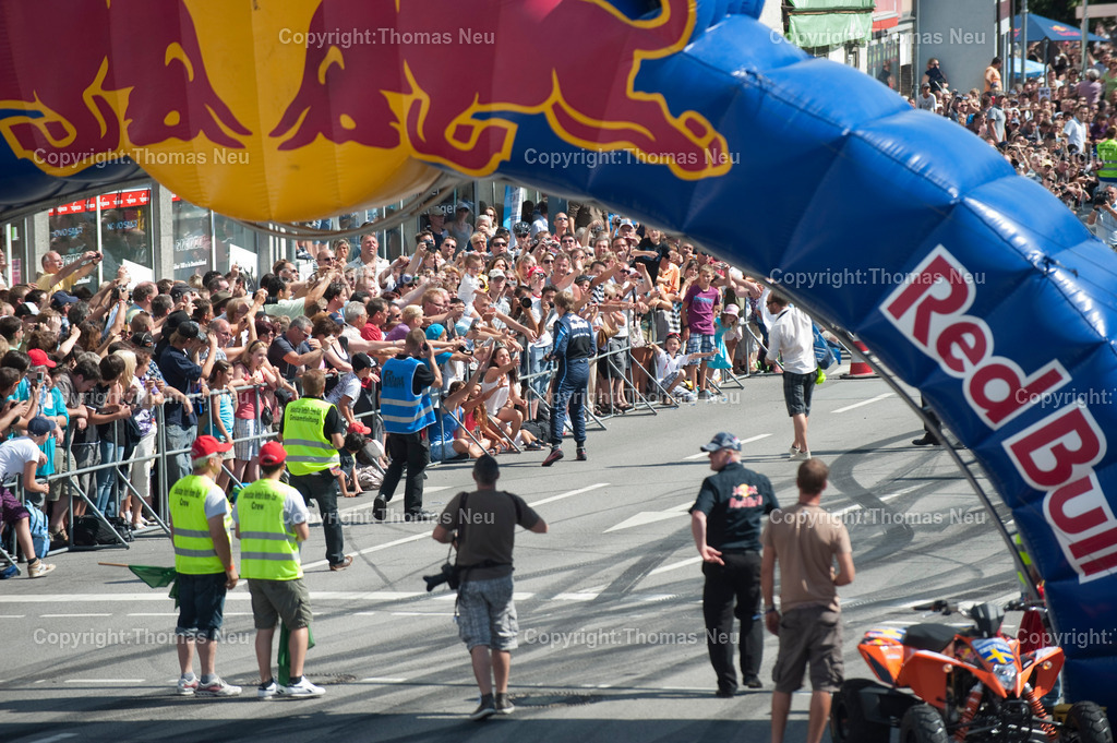 _DSC7371 | Sebastian Vettel beim spektakulären „Home Run“ in Heppenheim: Der Formel-1-Weltmeister fährt im Red-Bull-Rennwagen über die zur Rennstrecke umfunktionierte B3 in seiner Heimatstadt. Tausende Fans feiern ihren Lokalhelden.