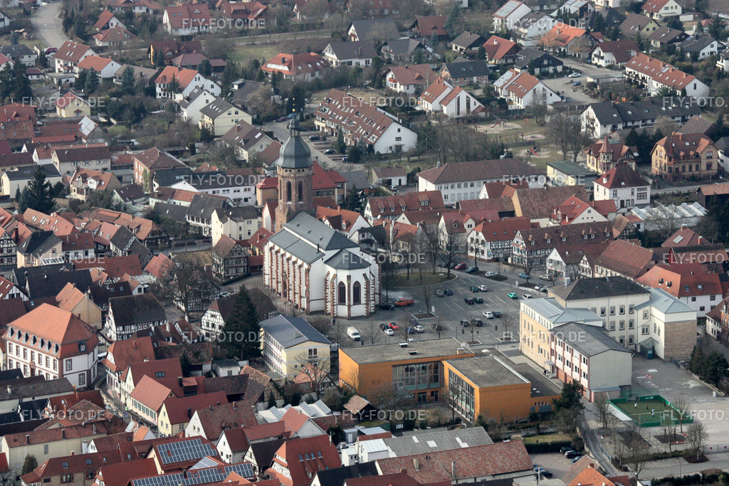 Kirchengebäude der St. Georgsskirche am Marktplatz. Mit im Bild die Stadthalle | Luftbild: Kirchengebäude der St. Georgsskirche am Marktplatz. Mit im Bild die Stadthalle in Kandel im Bundesland Rheinland-Pfalz in Deutschland. Foto: IMG_16928.jpg vom 15.02.2009 durch Werner Riehm/FLY-FOTO.de - Realisiert mit Pictrs.com