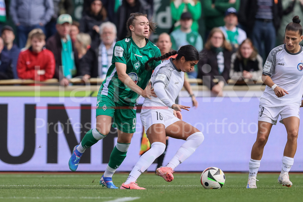 Fussball, Google Pixel Frauen-Bundesliga, SV Werder Bremen - 1. FFC Turbine Potsdam | v.li.: Sophie Weidauer (SV Werder Bremen, 9) und Maya Hahn (1. FFC Turbine Potsdam, 16) im Zweikampf, Duell, Dynamik, Aktion, Action, Spielszene