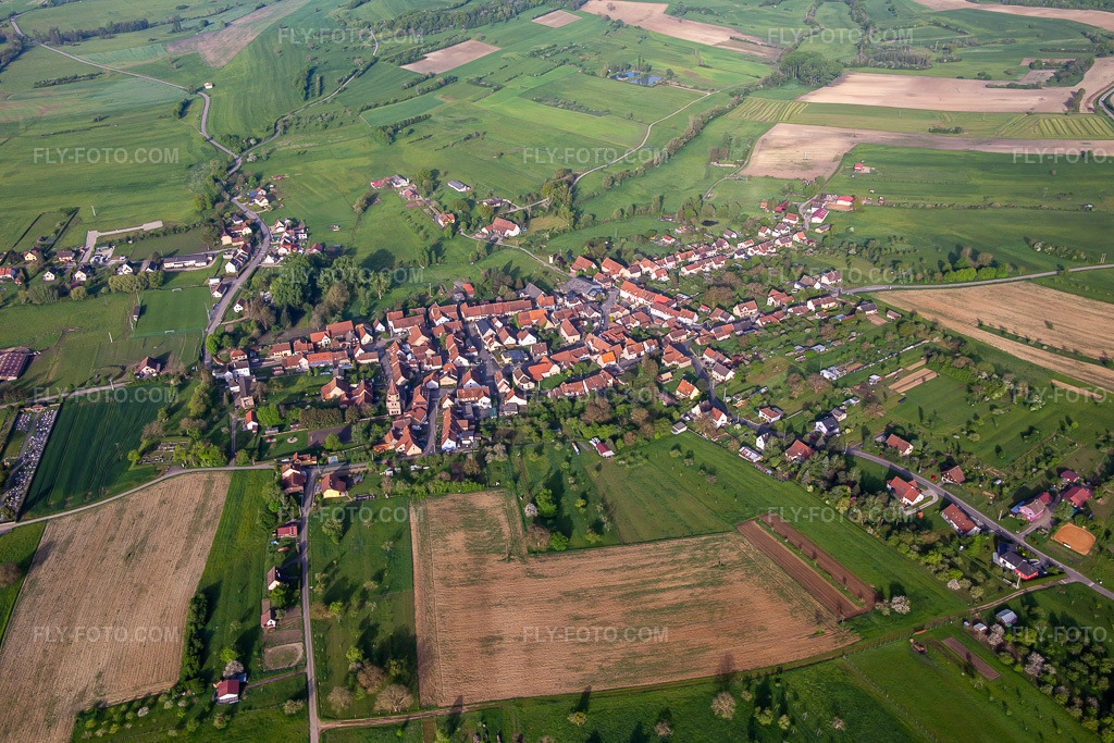 Aerial view: View of the town from the east in Mackwiller in the state Bas-Rhin, France. – Photo: IMG_140639.jpg taken on 05/01/2024 by Werner Riehm/FLY-FOTO.com – Resolution of the original: 5472 x 3648 px