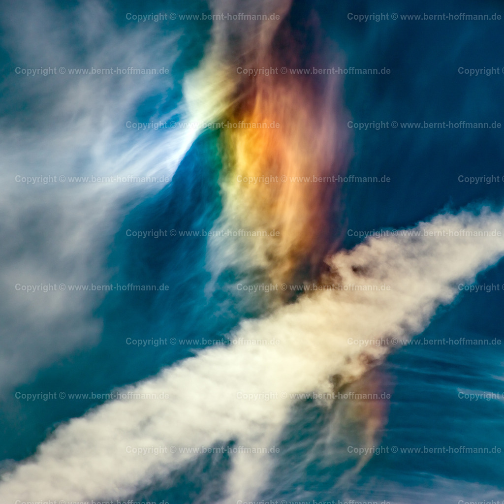 PLB_1455m_HALO_overClouds_80x80 | LUFTBILD.  Flug über Wolken – HALO-Erscheinung. __ Spektralfarben an Cirrus ( auch Schleierwolken genannt ) mit der Linken Nebensonne. Diagonal durchs Bild verläuft ein ausgefaserter Kondensstreifen eines Strahlflugzeugs. - Realisiert mit Pictrs.com