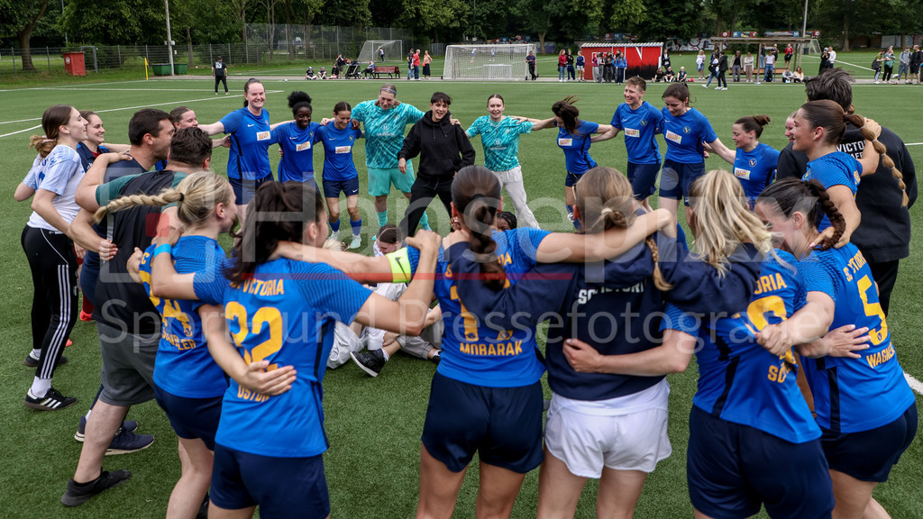 Fussball, Aufstiegsrunde Regionalliga Nord Frauen, FC Union 60 - SC Victoria Hamburg | Spielerinnen vom SC Victoria Hamburg mit Jubel über den Aufstieg in die Regionalliga Nord, Jubel, ausgelassen, Party, fröhlich, Lachen, Freude über den Sieg, über das gewonnene Spiel