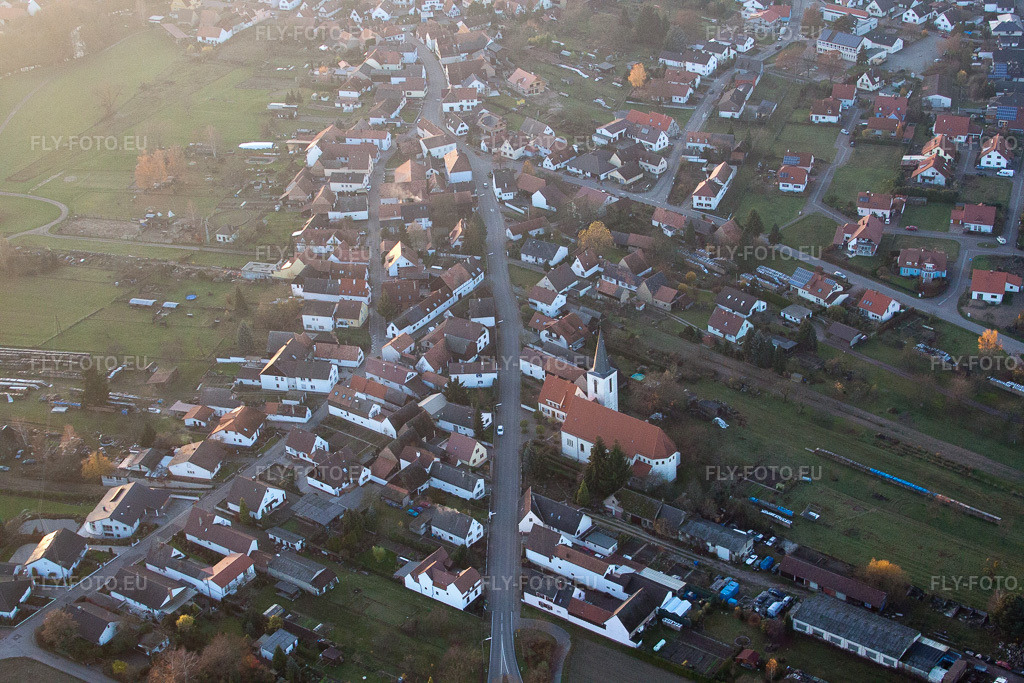Vue aérienne: Vue de la ville à Scheibenhard dans le département Bas Rhin, France. Photo: IMG_22735.jpg prise le 19/11/2009 par Werner Riehm/FLY-FOTO.euRésolution de l'original: 4752 x 3168 px