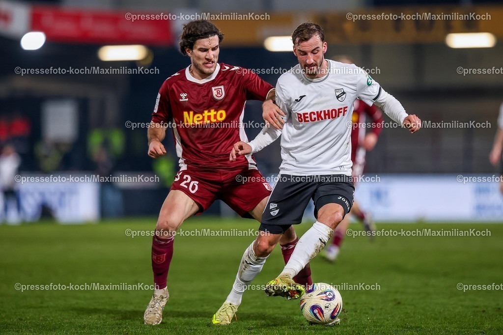 xKWIx03032601077 | 03.03.2026, xKWIx, Fußball, 3. Liga, Herren, Saison 2025 / 2026, SC Verl - SSV Jahn Regensburg, Sportclub Arena: Michel Stöcker (SC Verl #24) im Zweikampf gegen Benedikt Bauer (SSV Jahn Regensburg #26) Photo: xKamilxWilkowskixPressefotoKochx