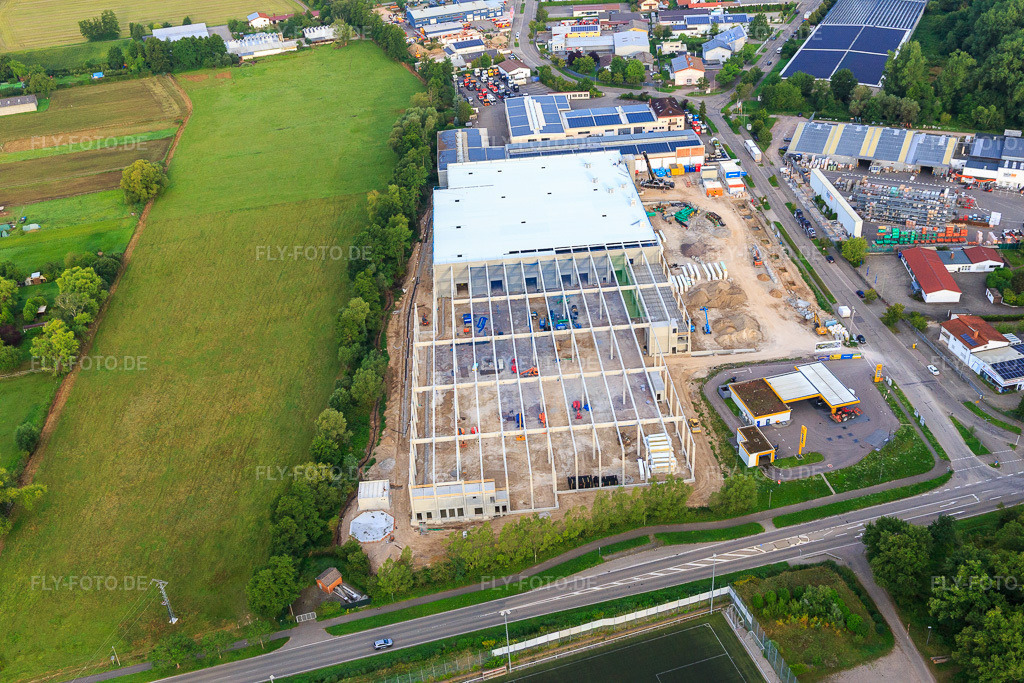 Luftbild: Baustelle zum Bau des neuen Logistikpark der HANSAINVEST und DFI-Real-Estate Kandel nach Abriss des OBI-Markts im Ortsteil Minderslachen in Kandel im Bundesland Rheinland-Pfalz in Deutschland. – Foto: IMG_149469.jpg vom 09.08.2025 durch Werner Riehm/FLY-FOTO.de – Auflösung des Originals: 5472 x 3648 px – Entdecke HANSAINVEST | Kapital-verwaltungs-gesellschaft: Hansainvest – DFI Real Estate - Driving Future Innovation