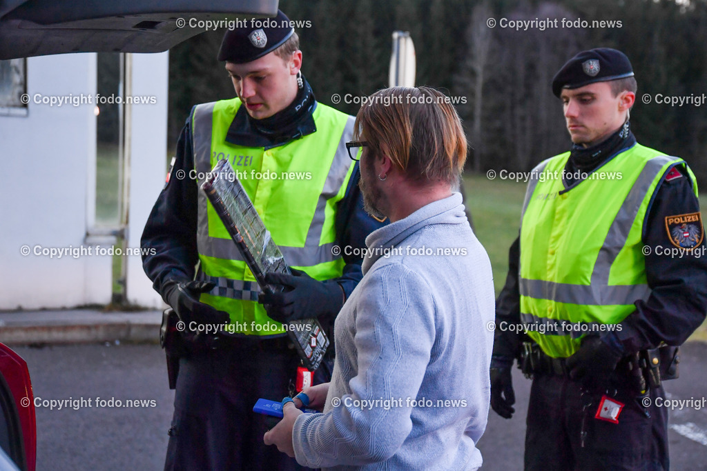 Polizei_ Kontrolle_ Feuerwerk_ 28.12.2022-30 | 28.12.2022, Weigetschlag Grenzuebergang, AUT, Polizei, Grenzkontrolle illegale Feuerwerkskoerper, im Bild Polizei, Kontrolle, Feuerwerk, Knallkoerper, Boeller