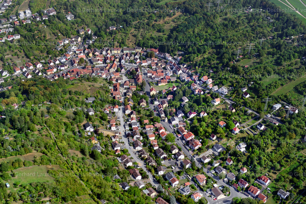 3650746 | UNTERDüRRBACH 31.08.2016 Stadtgebiet mit von Wald- und Forstflächen umsäumten Außenbezirken und Innenstadtbereich in Unterdürrbach im Bundesland Bayern, Deutschland // Urban area with outskirts and inner city area surrounded by woodland and forest areas in Unterdürrbach in the state Bavaria, Germany Foto: Gerhard Launer