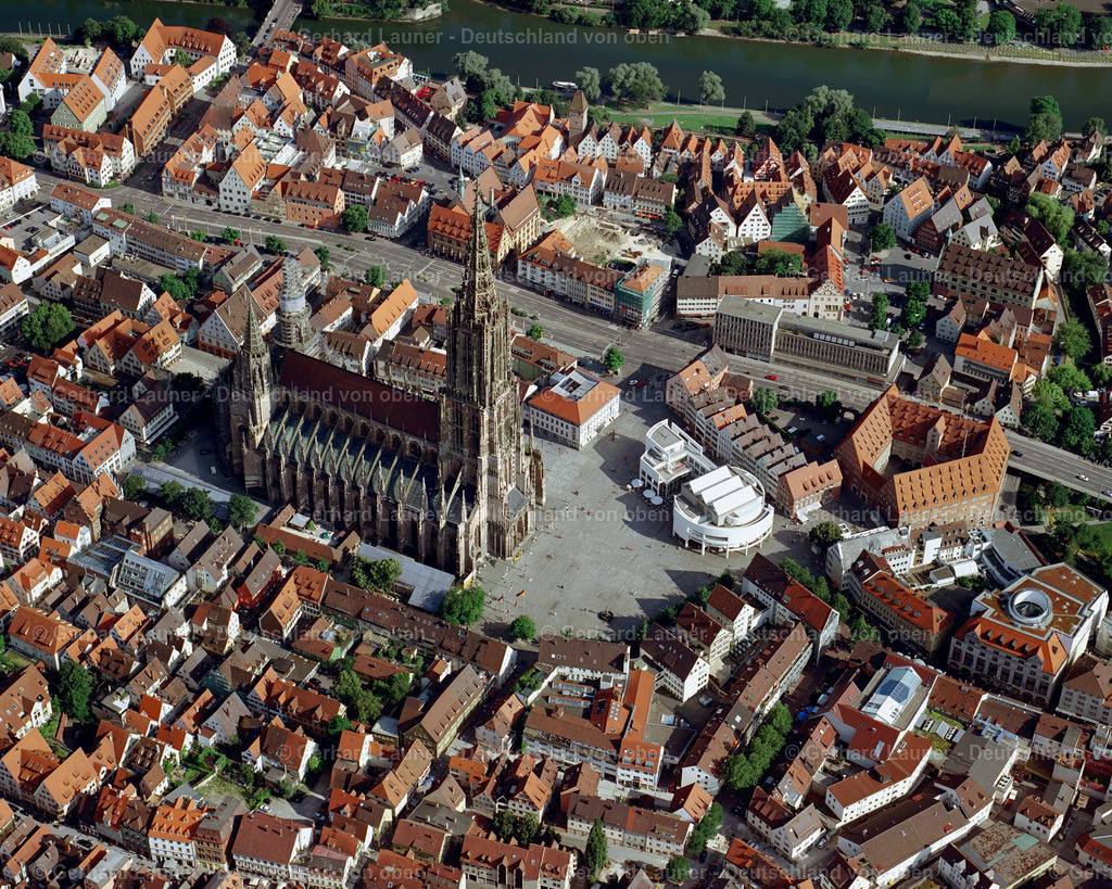 2201161 | Das im gotischen Baustil errichtete Ulmer Münster ist eine  Stadtkirche in Ulm. Sie ist die Pfarrkirche der Evangelischen Münstergemeinde Ulm. Das Ulmer Münster ist der größte evangelische Kirchenbau Deutschlands. Der 1890 vollendete 161,53 Meter hohe Turm ist der höchste Kirchturm der Welt.